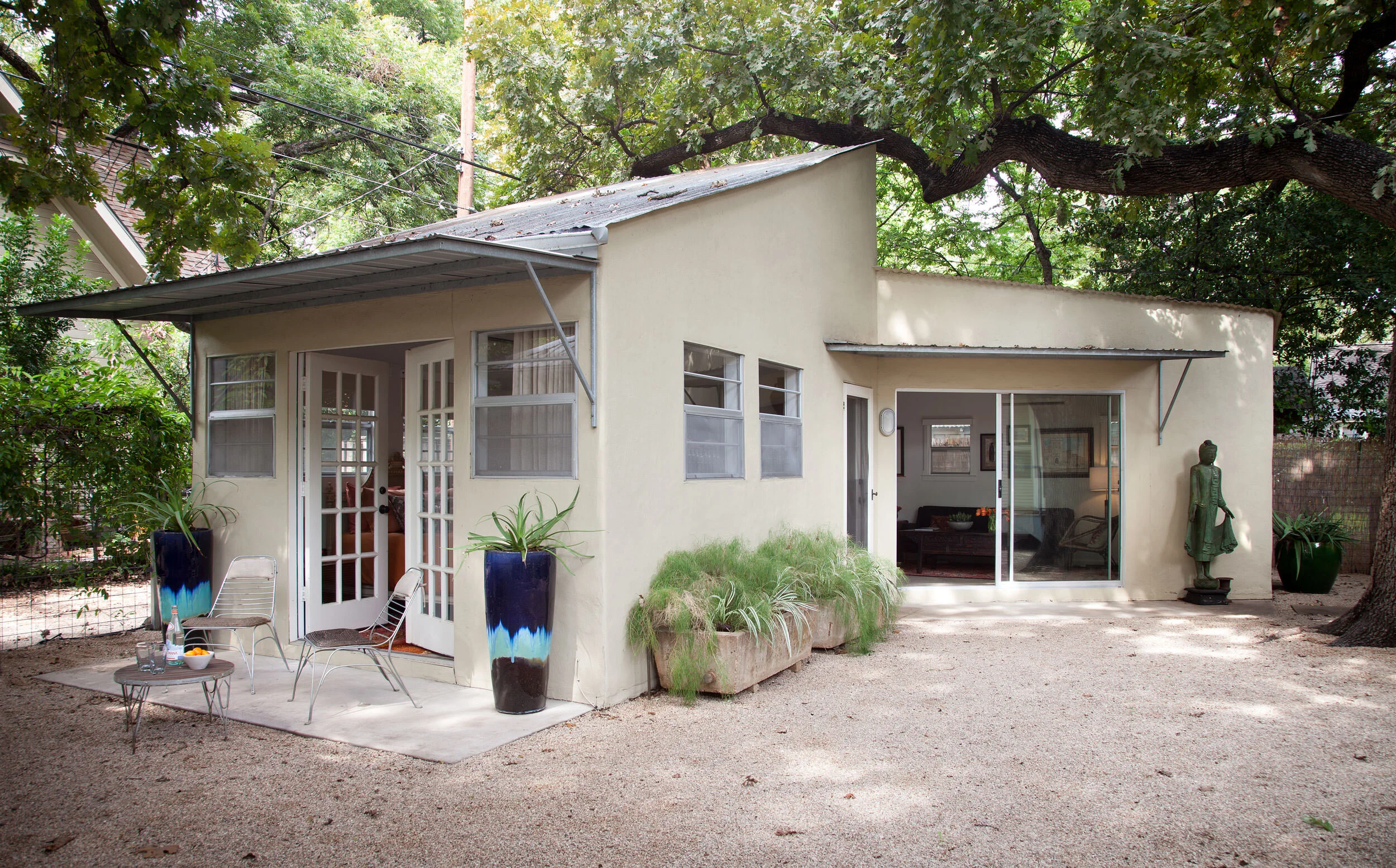  Exterior of the Avenue H casita in Austin by Cravotta Interiors. 
