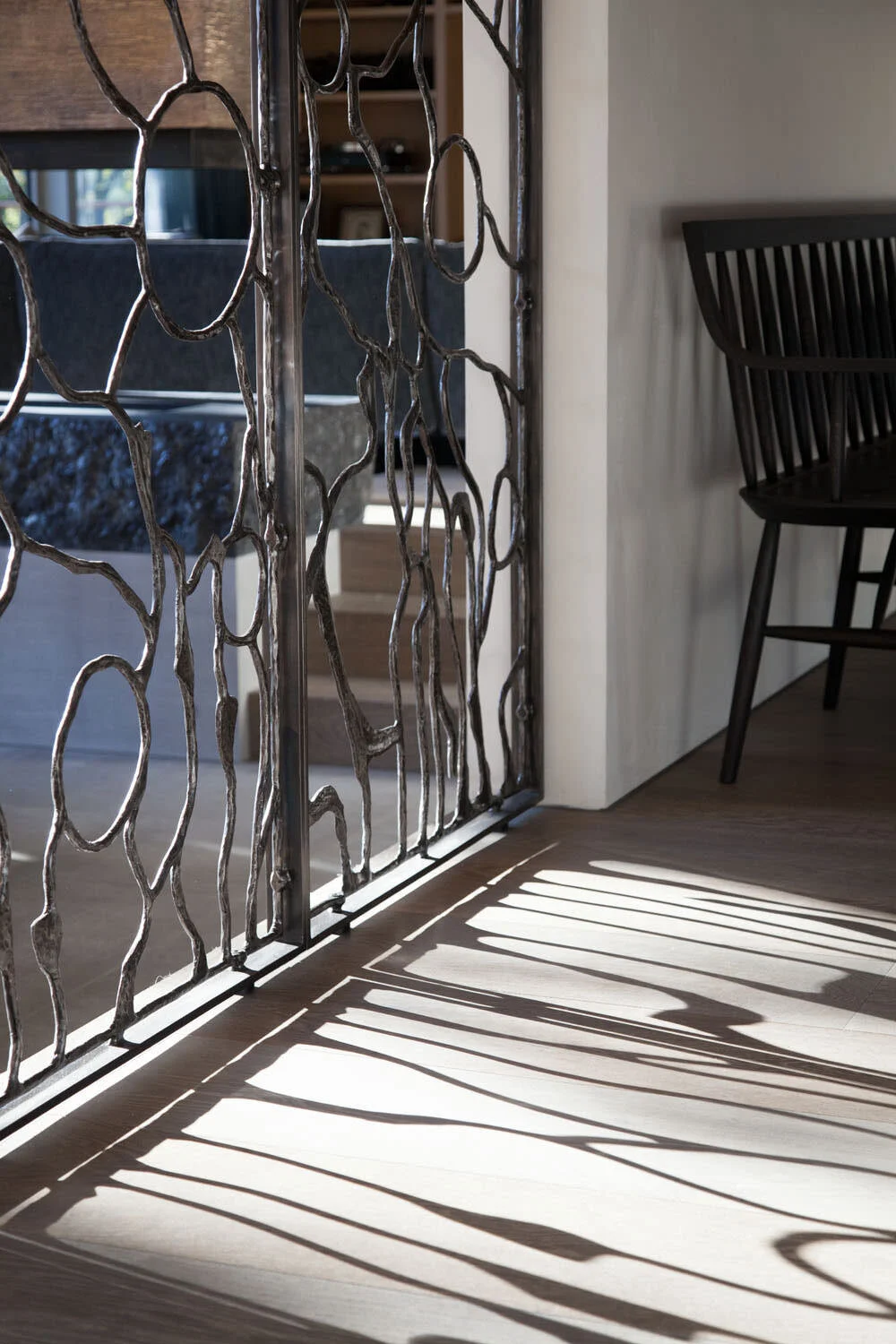  Detail of the custom Christophe Côme bronze screen at Rocky River, designed by Mark Cravotta. 