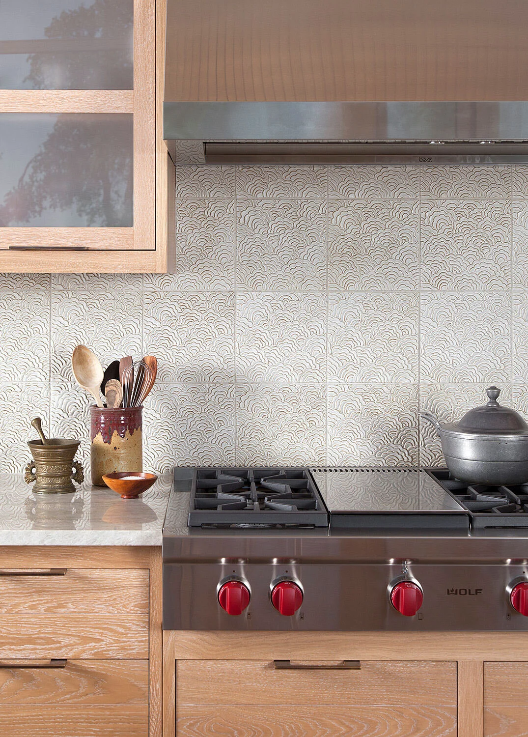  Detail of Smallbone oak cabinetry and handmade ceramic tile backsplash in the Rocky River kitchen, designed by Mark Cravotta. 