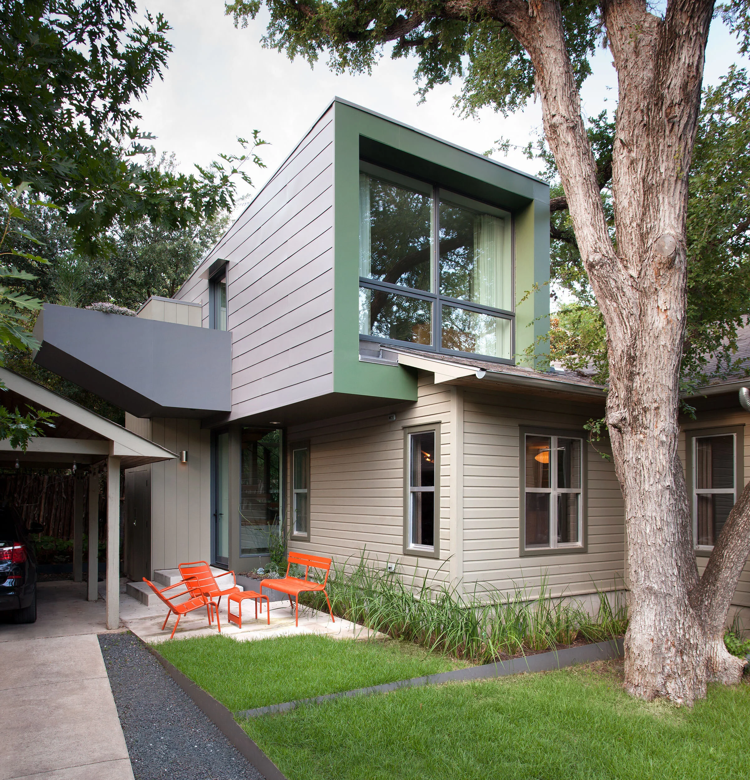  Exterior of the modern Clarksville bungalow remodel in Austin by Cravotta Interiors. 