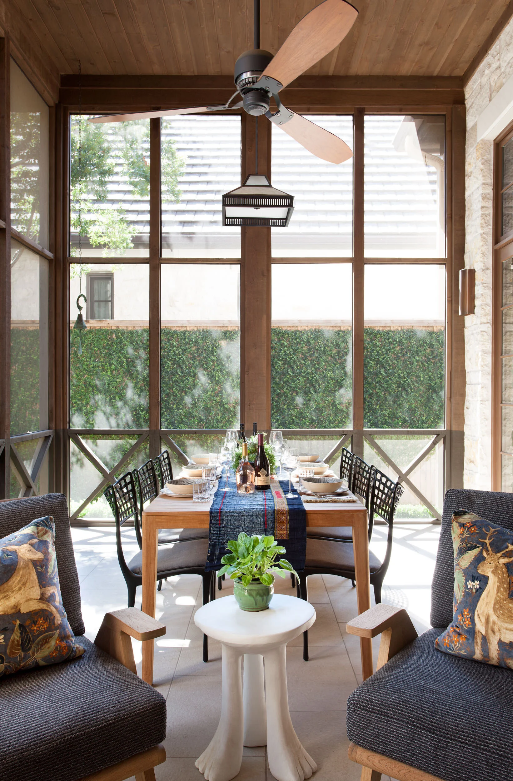  Screened dining porch at the Northumberland residence, Austin, designed by Mark Cravotta. 