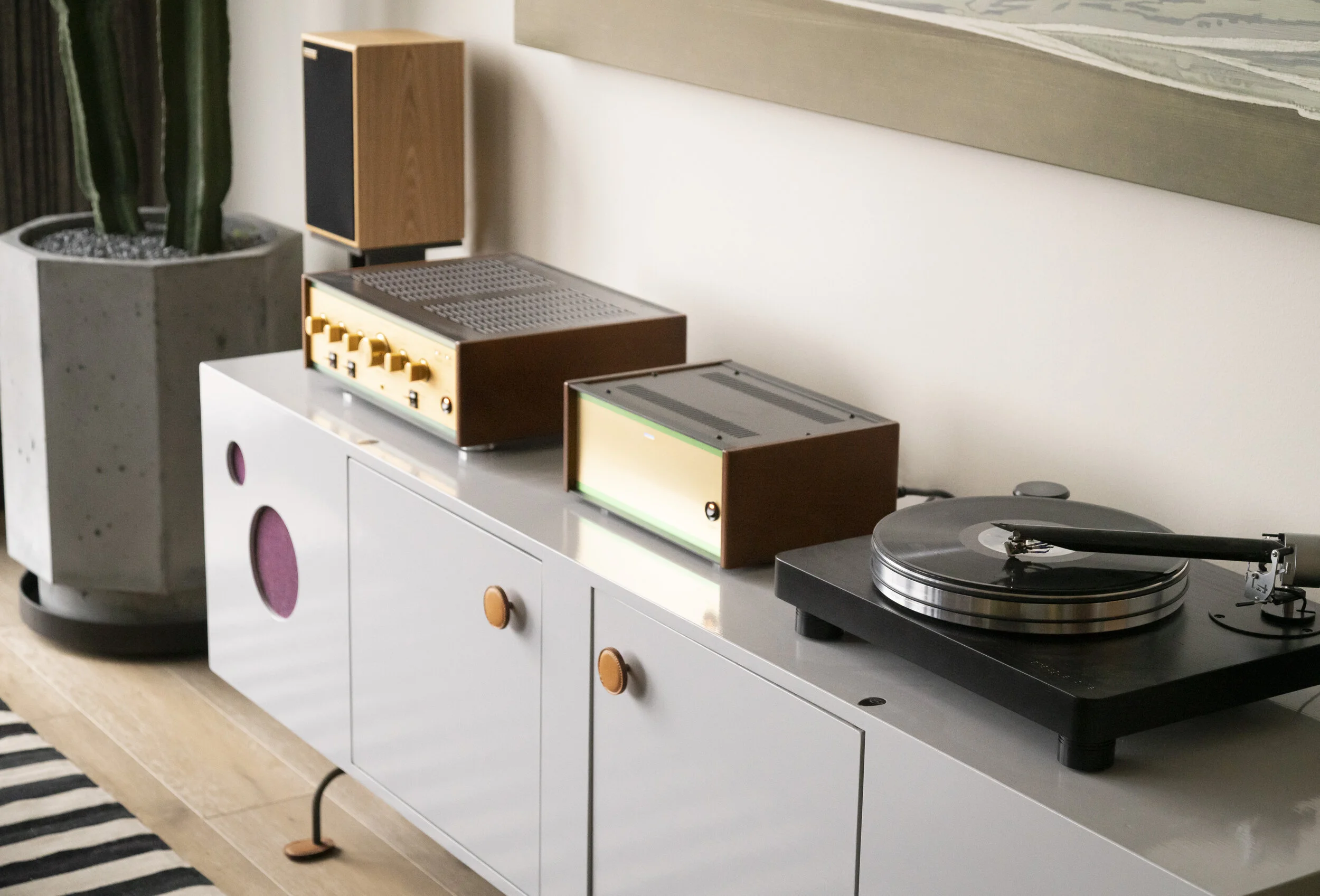  Hi-fi tube amplifier and turntable setup in the Proper Residence living room, designed by Mark Cravotta. 