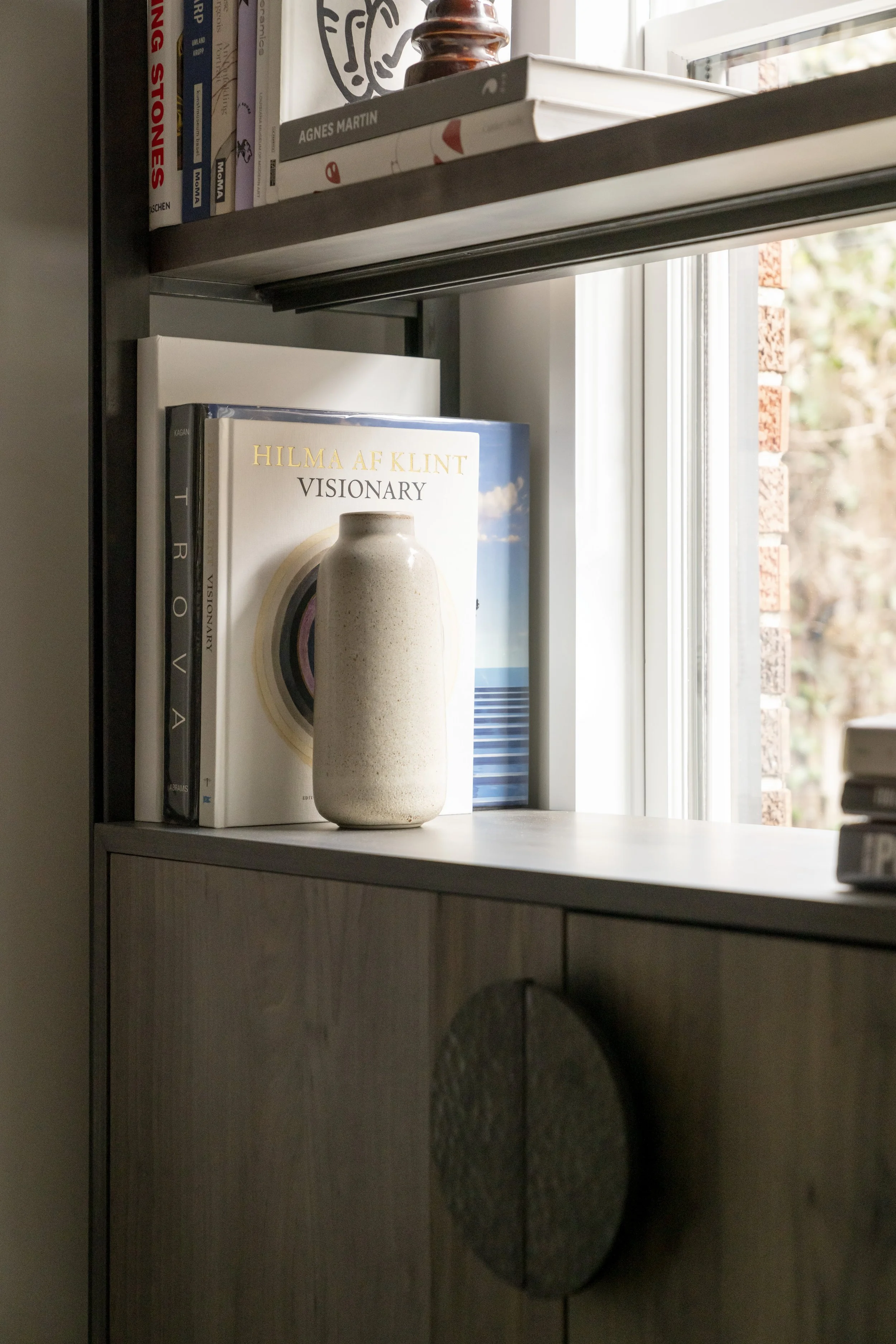  Detail of custom built-in bookshelves in the Boulevard Oaks living room by Cravotta Interiors. 