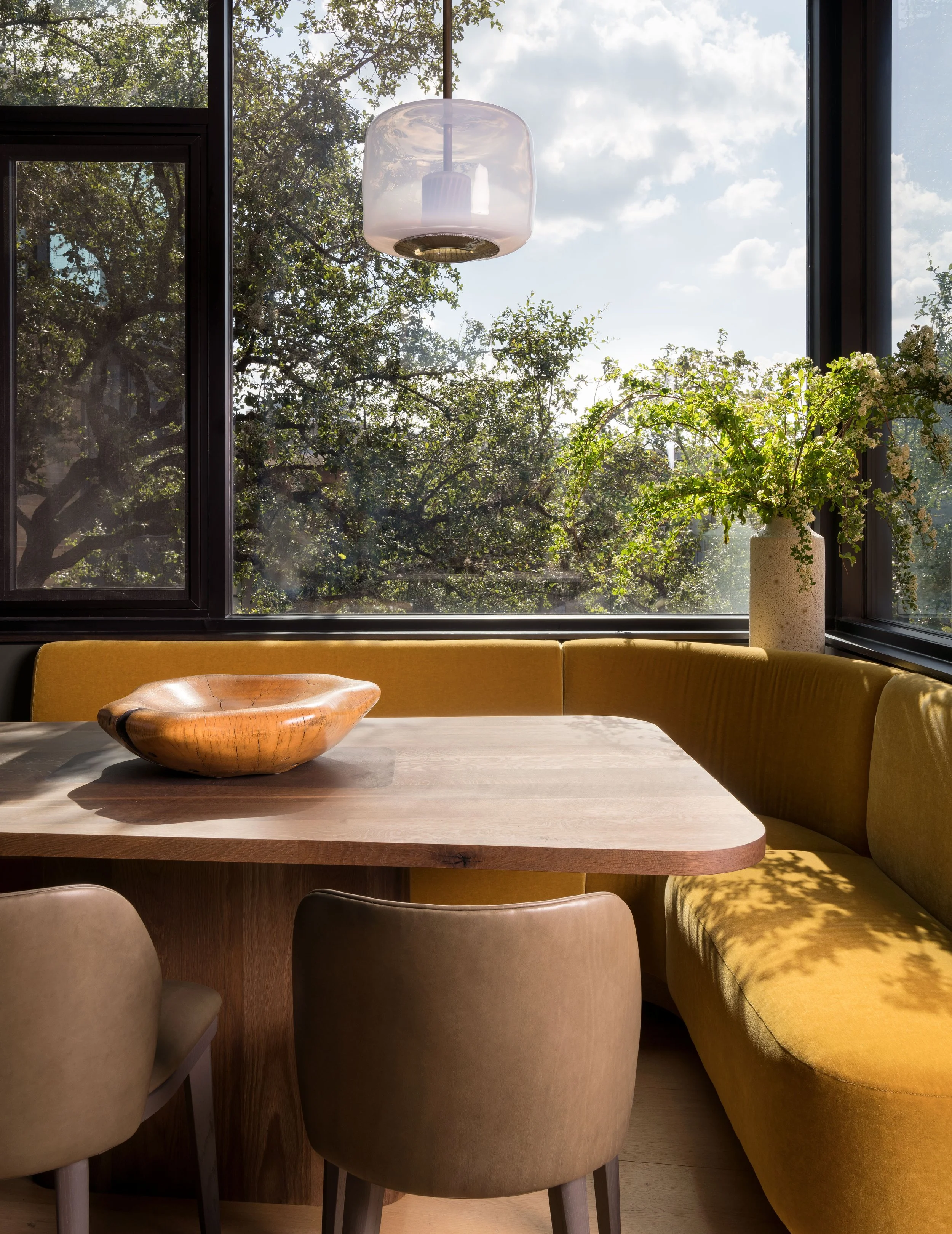  Detail of hand-painted wallpaper and JMW Studio pendant above the custom banquette in the St. Cecilia breakfast nook by Cravotta Interiors. 